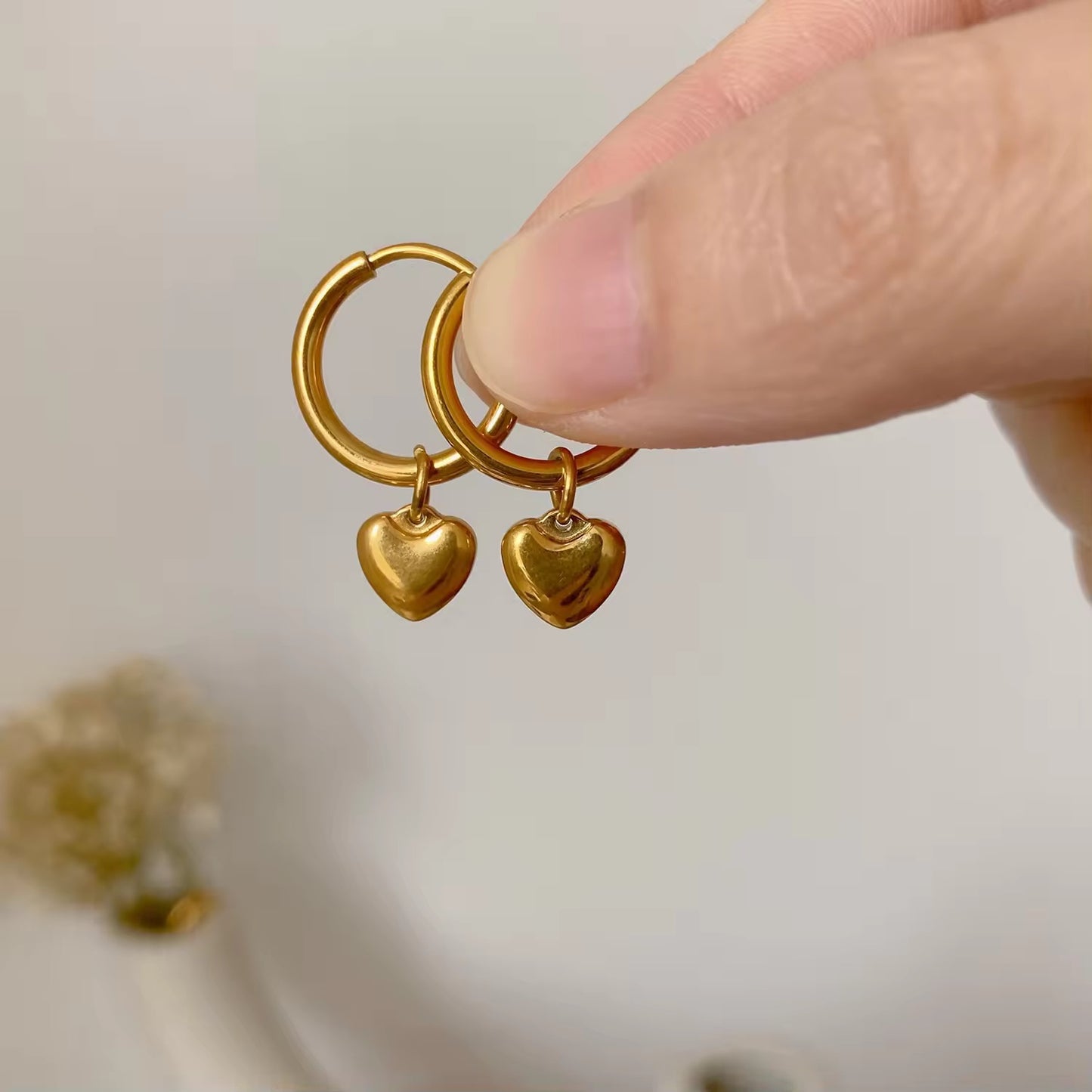 Heart huggies 18k