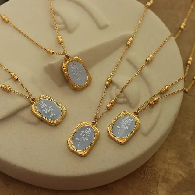 Belle rose pendant