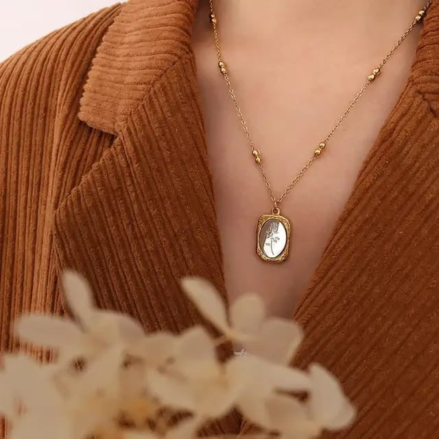 Belle rose pendant