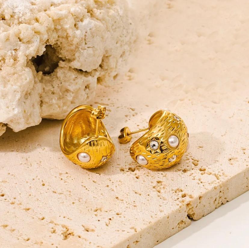 Vintage Pearl Studs 18k