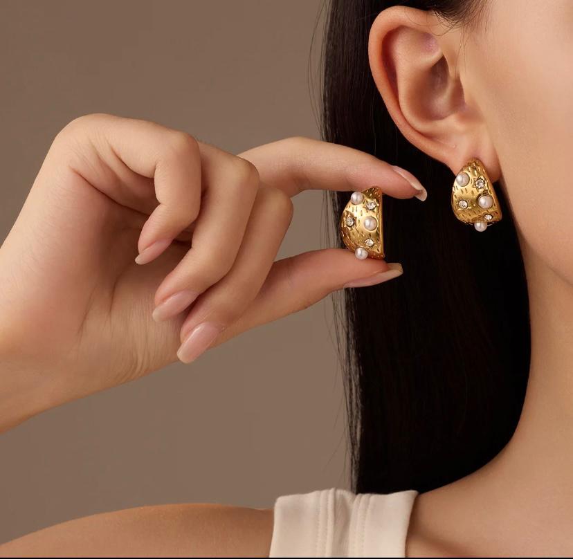 Vintage Pearl Studs 18k