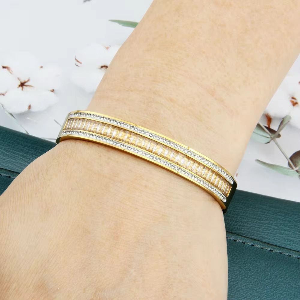 Ibzia Bangle 18k