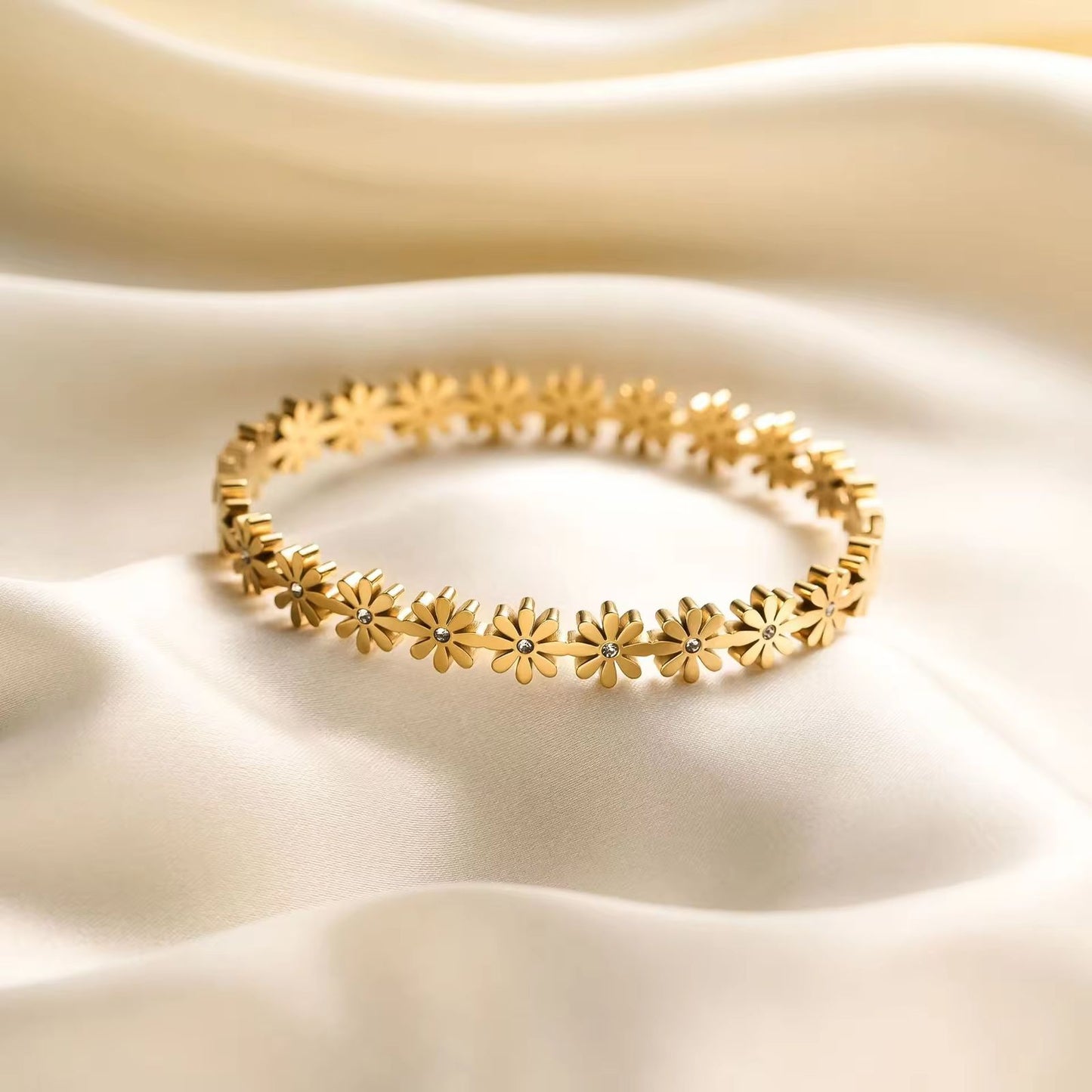 Daisy floral bracelet