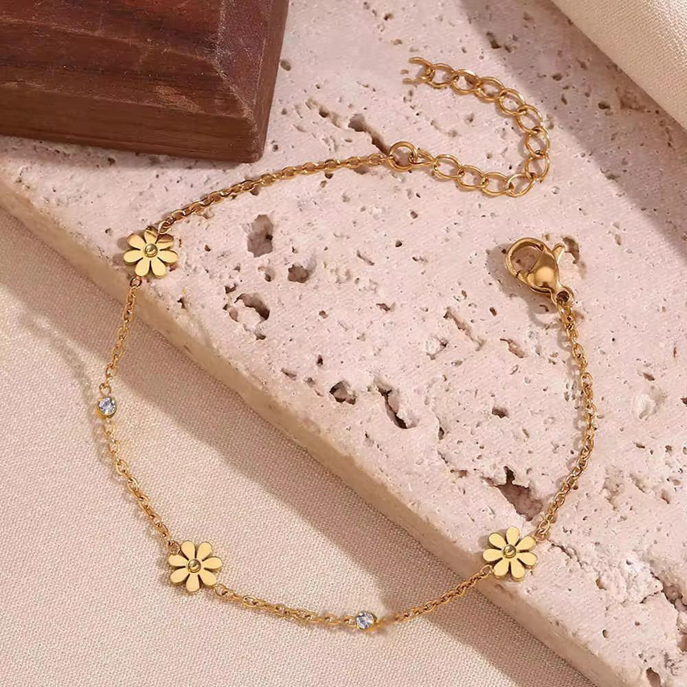 Dainty daisy bracelet