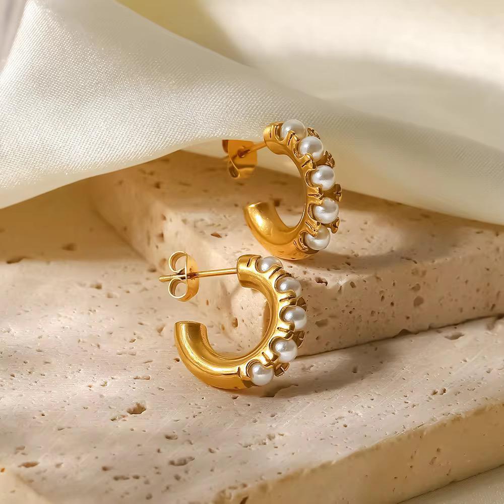 Pearl mini hoops