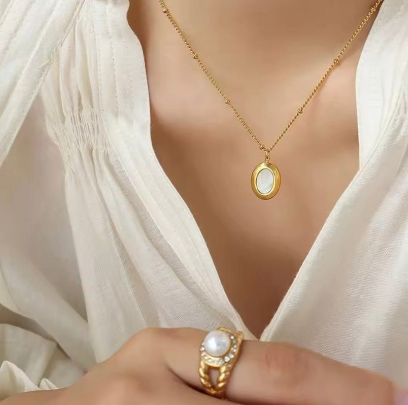 Oval shape Necklace 18k