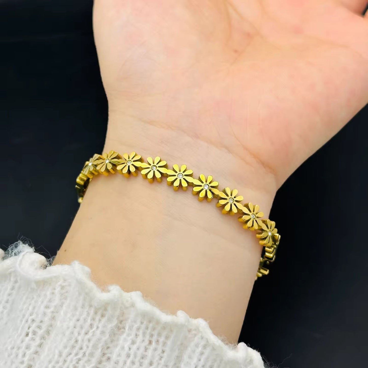Daisy floral bracelet