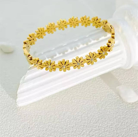 Daisy floral bracelet