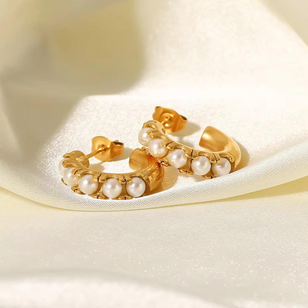 Pearl mini hoops