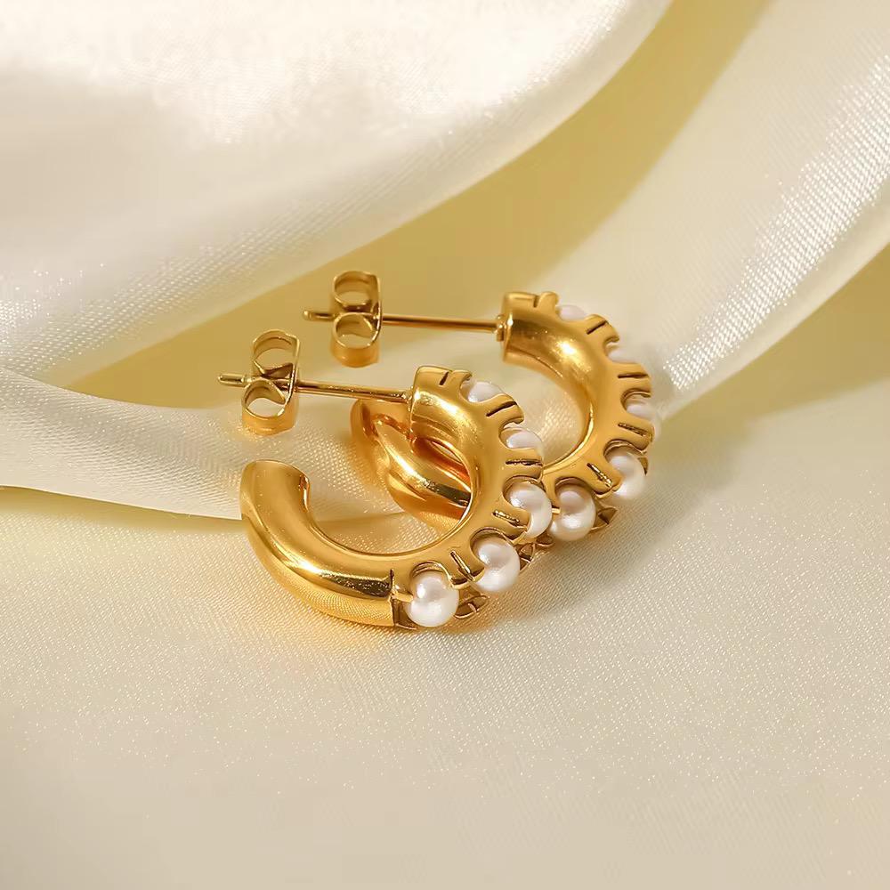 Pearl mini hoops