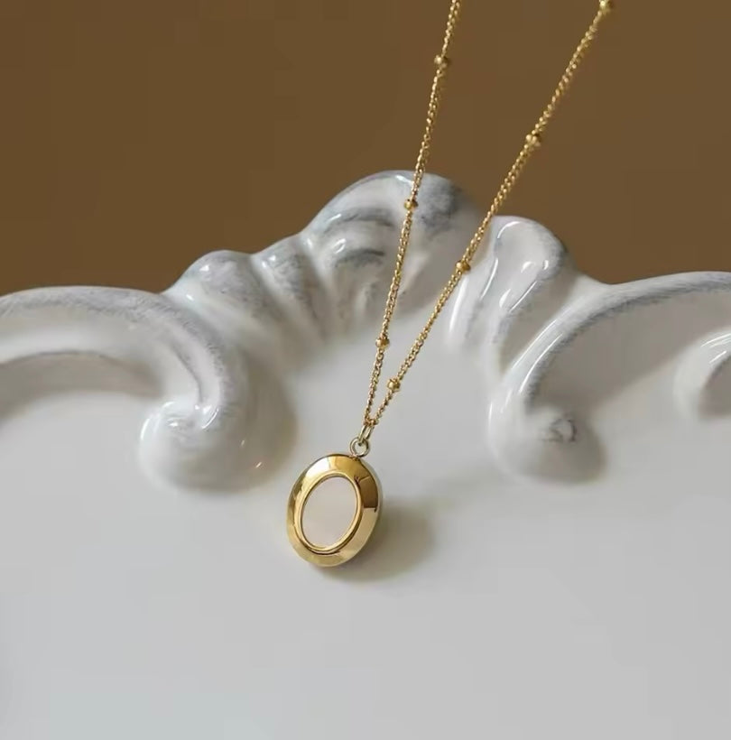 Oval shape Necklace 18k