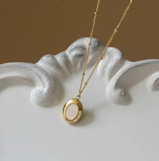 Oval shape Necklace 18k