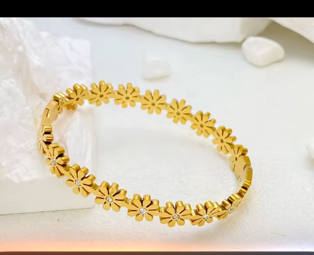 Daisy floral bracelet