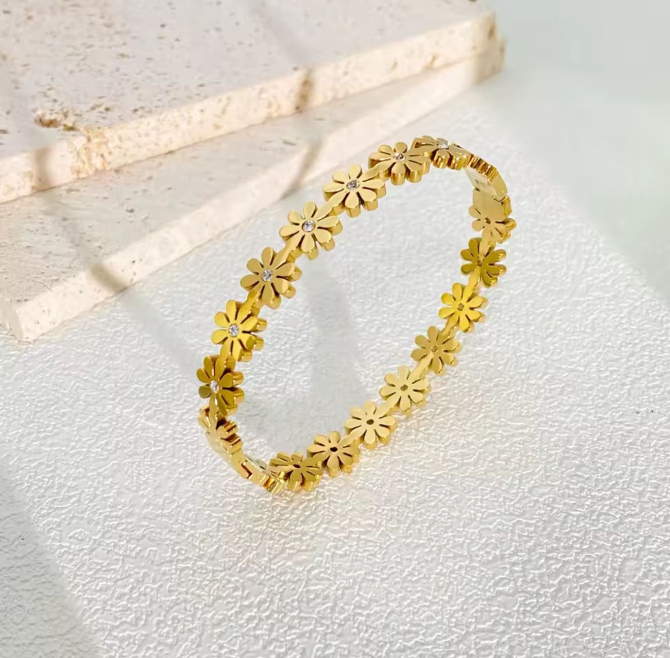 Daisy floral bracelet